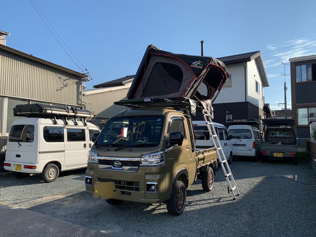 ルーフテント「EasyCamper(イージーキャンパー)」新型の超薄型ルーフテント「ロンバス」シリーズ。