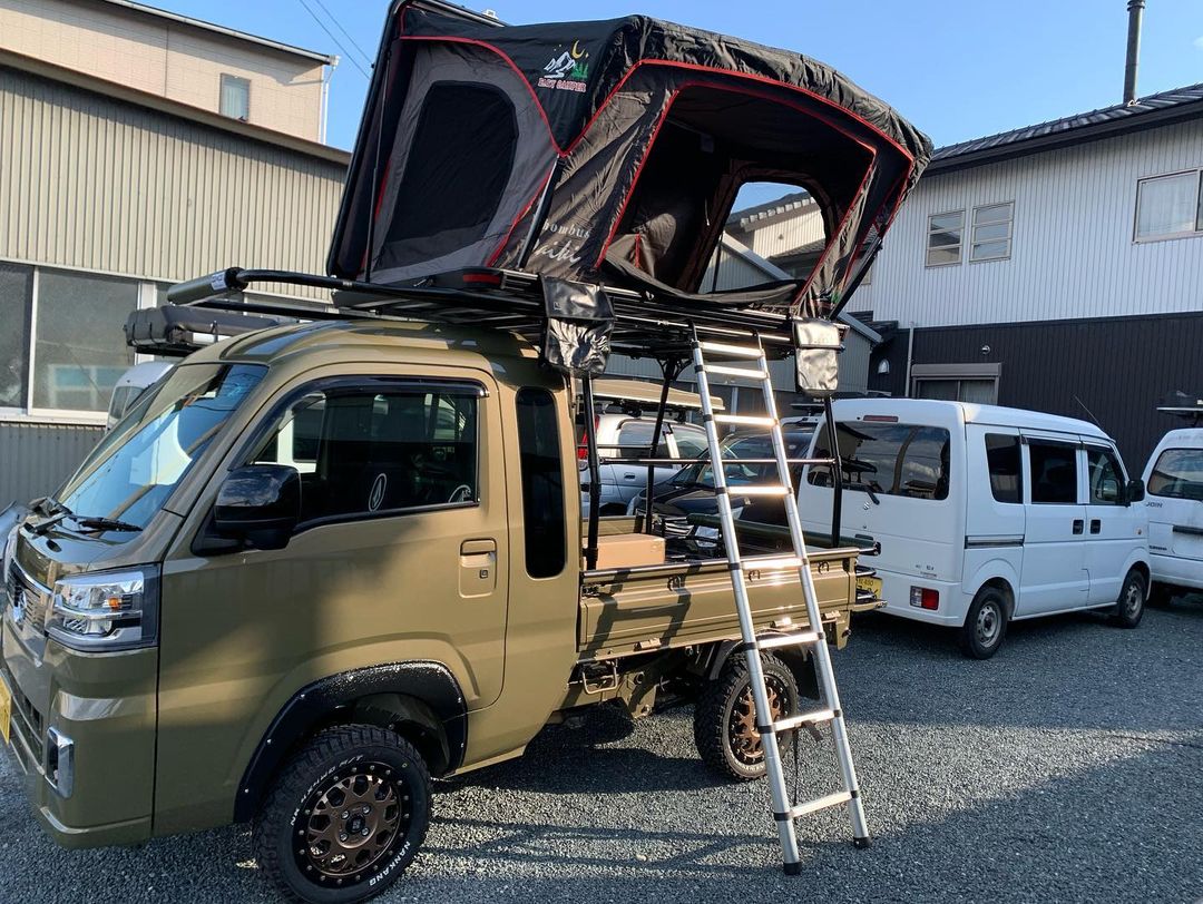 ルーフテント「EasyCamper(イージーキャンパー)」新型の超薄型ルーフテント「ロンバス」シリーズ。