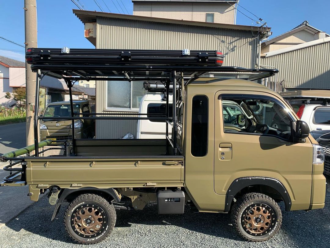 ルーフテント「EasyCamper(イージーキャンパー)」新型の超薄型ルーフテント「ロンバス」シリーズ。