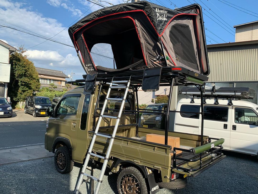 ルーフテント「EasyCamper(イージーキャンパー)」新型の超薄型ルーフテント「ロンバス」シリーズ。