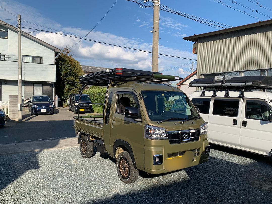 ルーフテント「EasyCamper(イージーキャンパー)」新型の超薄型ルーフテント「ロンバス」シリーズ。