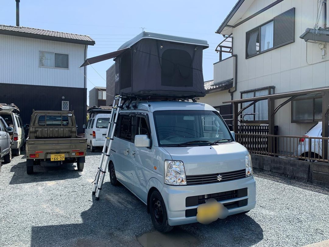 ルーフテント「EasyCamper(イージーキャンパー)」の中でも定番の「タワー」シリーズ。